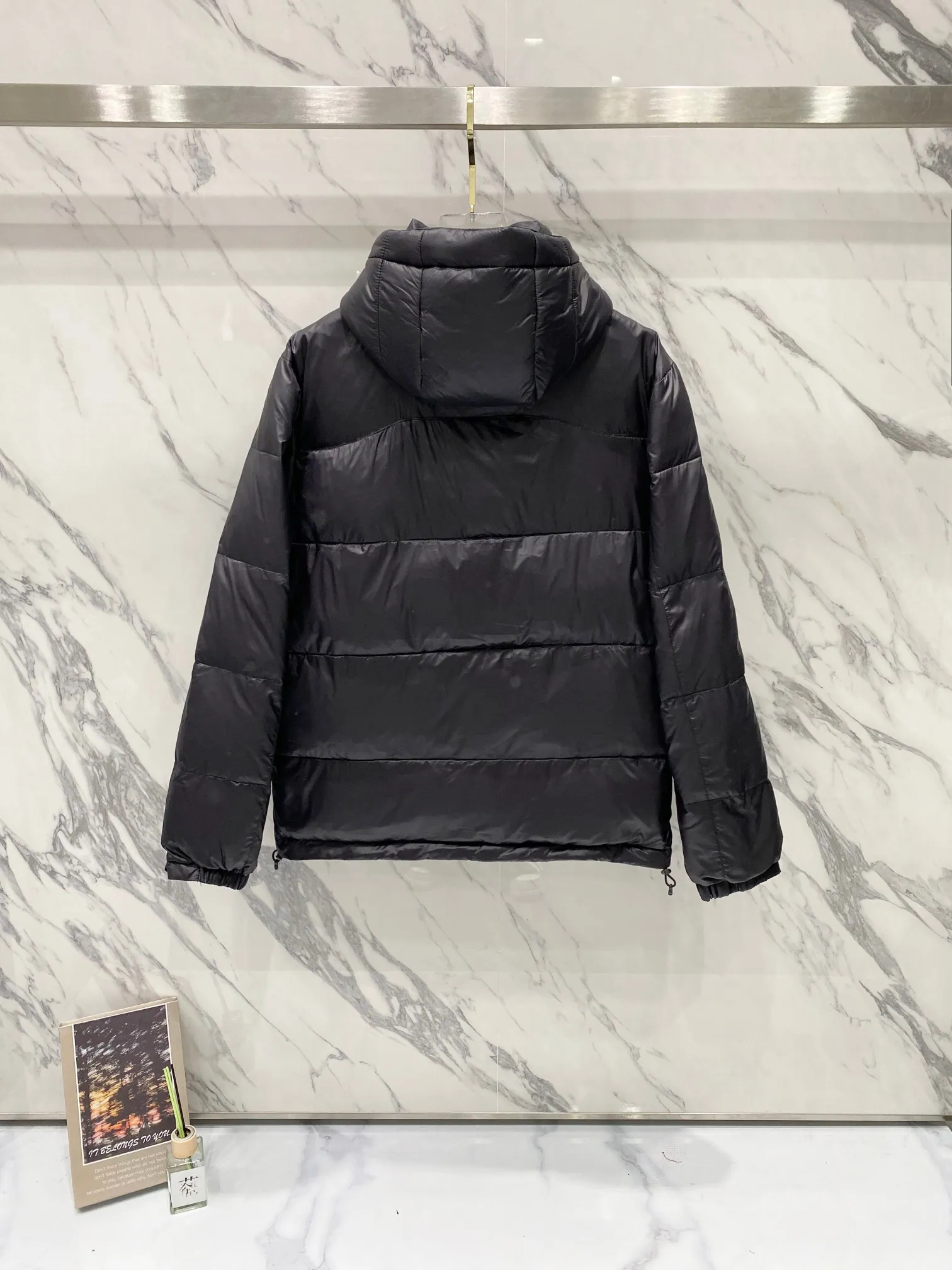 P700 Ralph Lauren/Ralph Lauren classic style winter new bright leather black down jacket jacket with removable hood extra thick plus velvet down jacket windproof and waterproof couple model [top version sold with anti-counterfeiting buckle] Purchase the original mold to create a full set of customized accessories Details determine success or failure 1. Imported barudan/Behringer embroidery machine customized 10,000-needle electric embroidery uses imported No. 7 needle imported embroidery thread to ensure that each word is full, three-dimensional and clear. It can be called the most expensive embroidery logo 2. It is filled with national standard 80 white duck down and has better thermal insulation performance. It is light and not heavy and has good fluff recovery after compression. 3. The inner lining is made of nylon and has a double-layer sealing design that will not cause any velvet leakage. The adjustable hem with a built-in drawstring buckle can prevent wind and cold. Ralph Lauren comes from the United States and has a strong American flavor. There are two brands under the name of Ralph Lauren: Poloby Ralph Lauren and Ralph Lauren has created a sales field of high-quality fashion in the world, and continues to promote the reputation of designer Ralph Lauren and the glorious image of the Ralph Lauren brand. Accessories: Original tag, washed label + electroplated YK zipper logo, the same style for both men and women, a must-have winter style. Color: bright black, matte black, navy blue, size: M~XXL